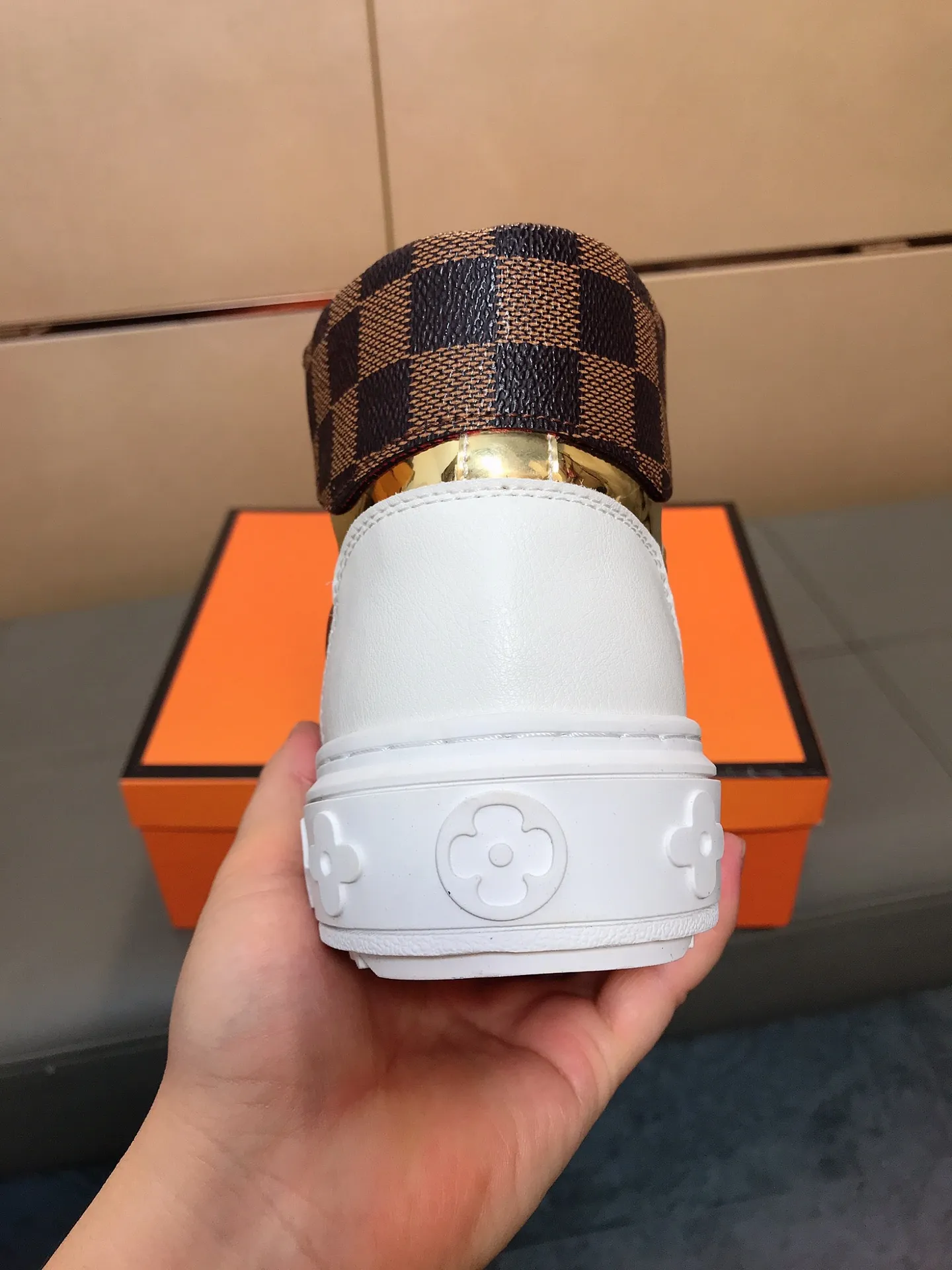 Factory price 400 👟👟🤝 (LV Louis Vuitton) New Korean style high-top casual shoes for men [Proud] hot style, imported cowhide with original printing, genuine leather lining, wear-resistant and non-slip rubber outsole. If you are still worried about wearing matching shoes, then these shoes are your best choice! Code number: 38-44